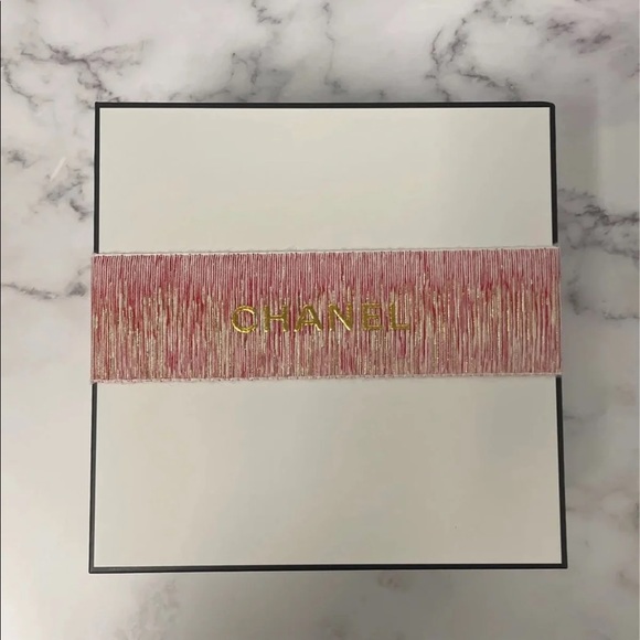 CHANEL BRAND NEW RED 2021 Holiday Limited Edition BAG with unbranded gold Strap - Picture 5 of 6